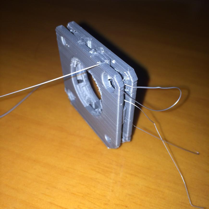 Помогите. Непонятные артефакты с отводом экструдера во время печати.